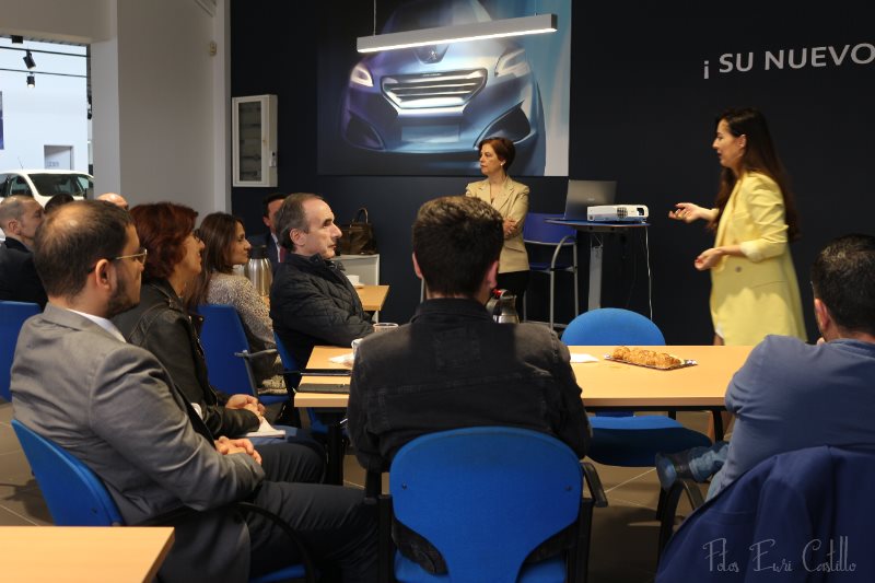 Público asistente a la inauguración del espacio networking de Peugeot en Ourense. 